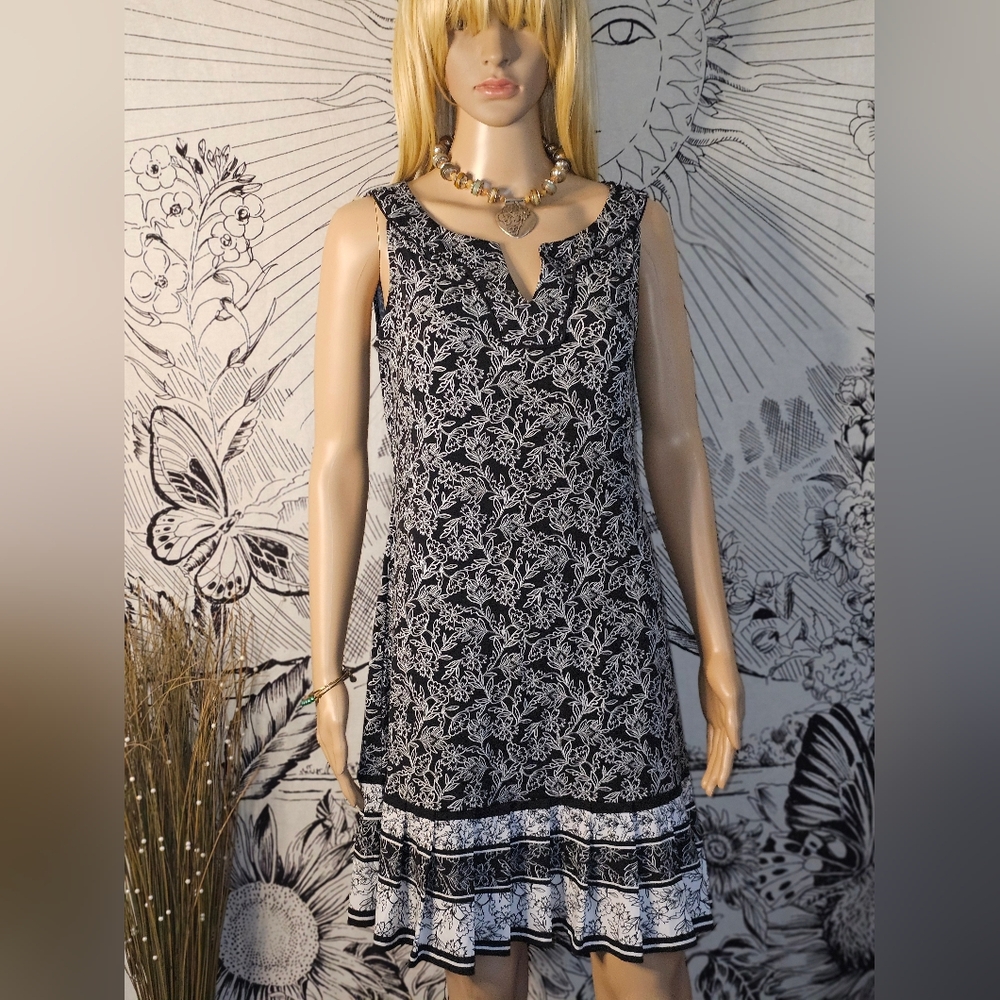 Like New White House Black Market Black and White Floral Midi Dress Sz Small